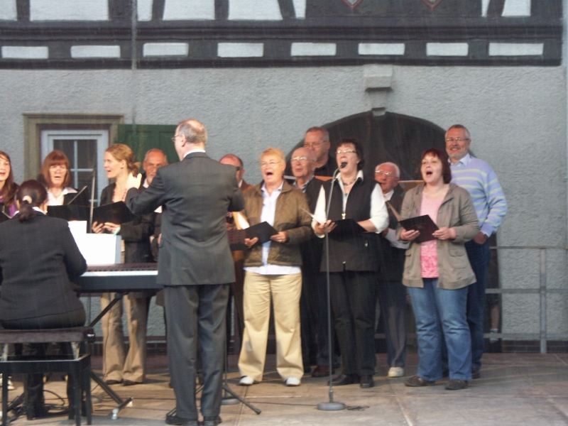 07.06.2009: Chor beim Maifest in Zwingenberg